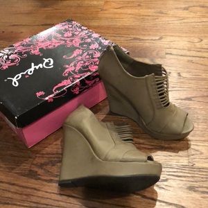 Qupid taupe wedges - Never worn